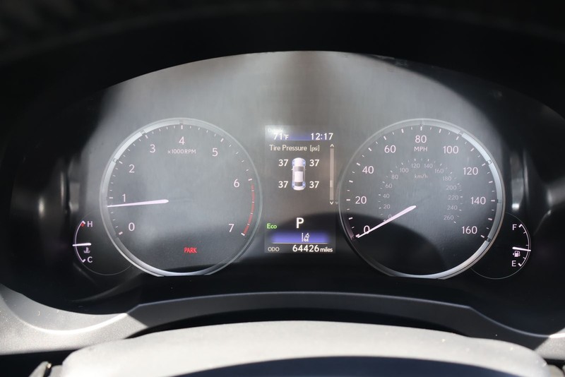 Lexus IS Vehicle Full-screen Gallery Image 21
