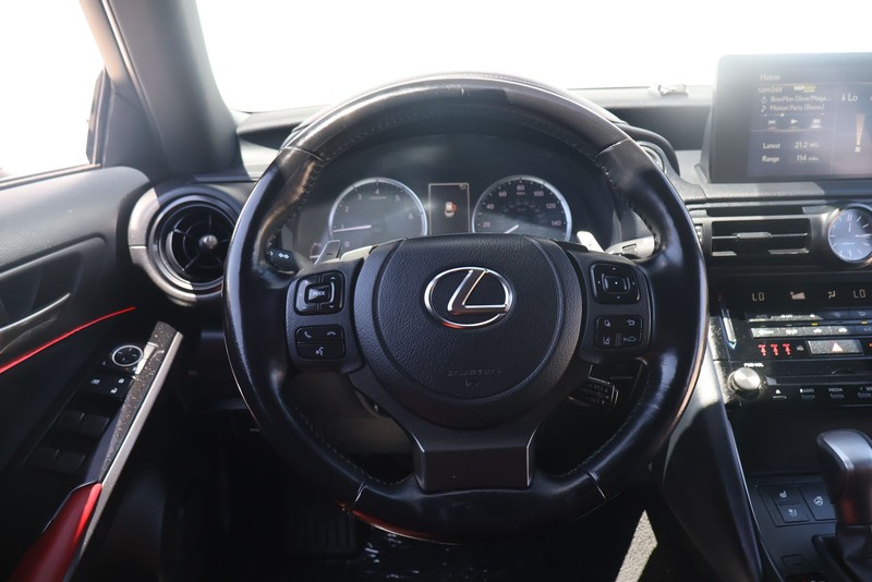 Lexus IS Vehicle Full-screen Gallery Image 22