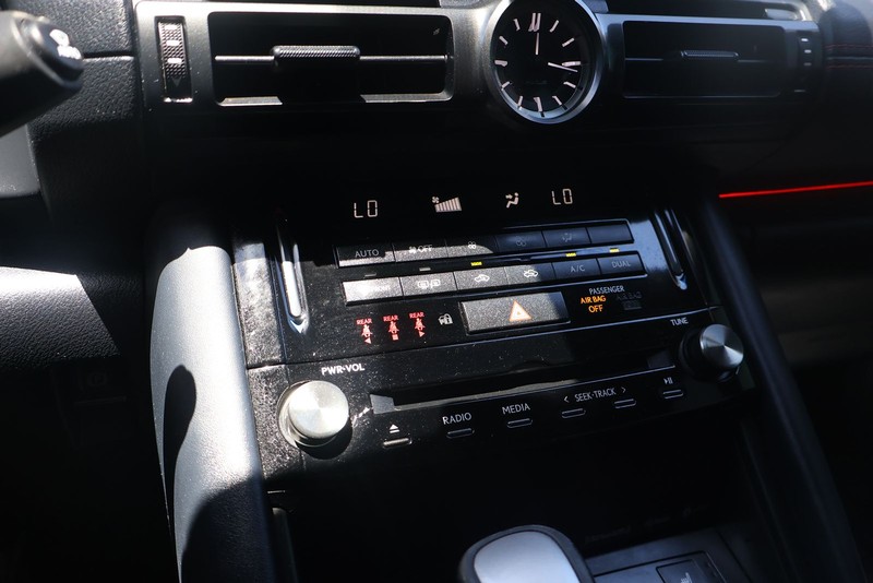 Lexus IS Vehicle Full-screen Gallery Image 26