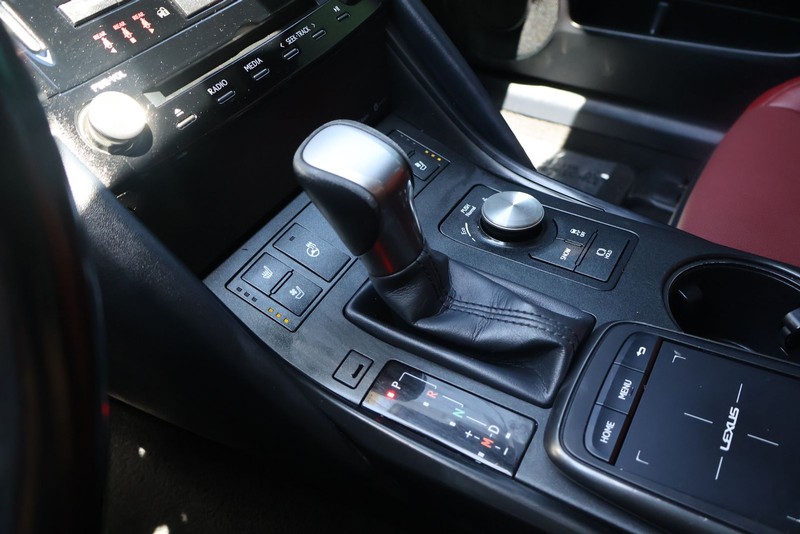 Lexus IS Vehicle Full-screen Gallery Image 27