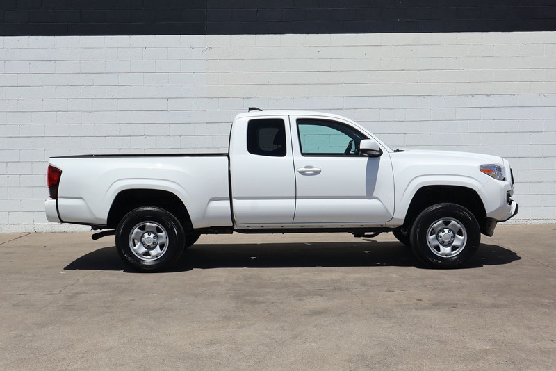 Toyota Tacoma 4WD Vehicle Full-screen Gallery Image 01