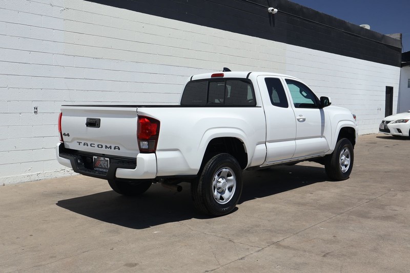 Toyota Tacoma 4WD Vehicle Full-screen Gallery Image 05