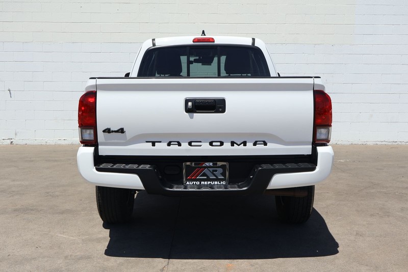 Toyota Tacoma 4WD Vehicle Full-screen Gallery Image 06