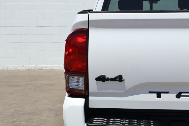 Toyota Tacoma 4WD Vehicle Full-screen Gallery Image 07