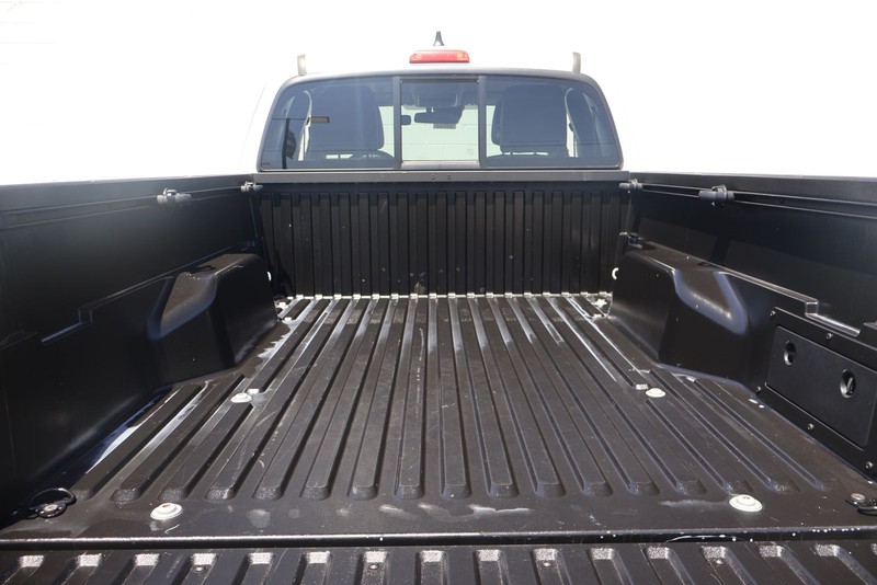 Toyota Tacoma 4WD Vehicle Full-screen Gallery Image 08