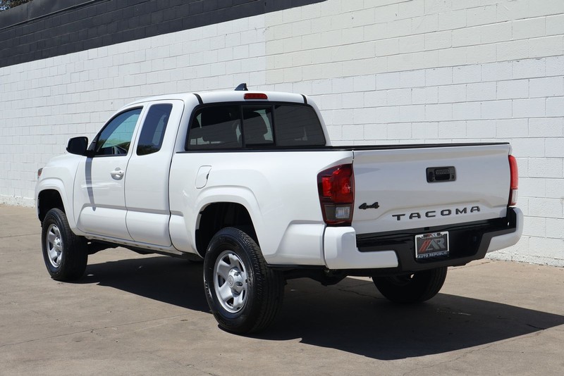 Toyota Tacoma 4WD Vehicle Full-screen Gallery Image 09