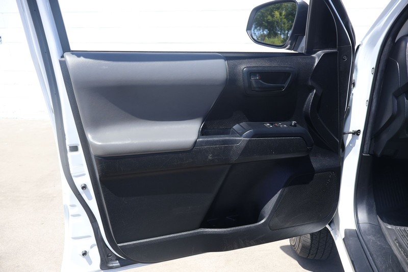 Toyota Tacoma 4WD Vehicle Full-screen Gallery Image 14