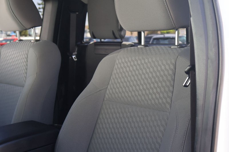 Toyota Tacoma 4WD Vehicle Full-screen Gallery Image 17