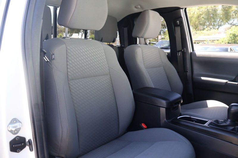 Toyota Tacoma 4WD Vehicle Full-screen Gallery Image 19