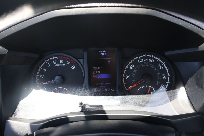 Toyota Tacoma 4WD Vehicle Full-screen Gallery Image 22