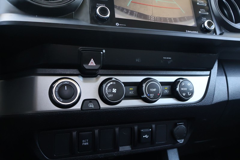 Toyota Tacoma 4WD Vehicle Full-screen Gallery Image 29