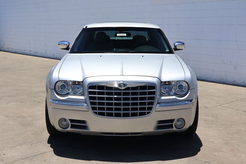 Chrysler 300 Vehicle Full-screen Gallery Image 02