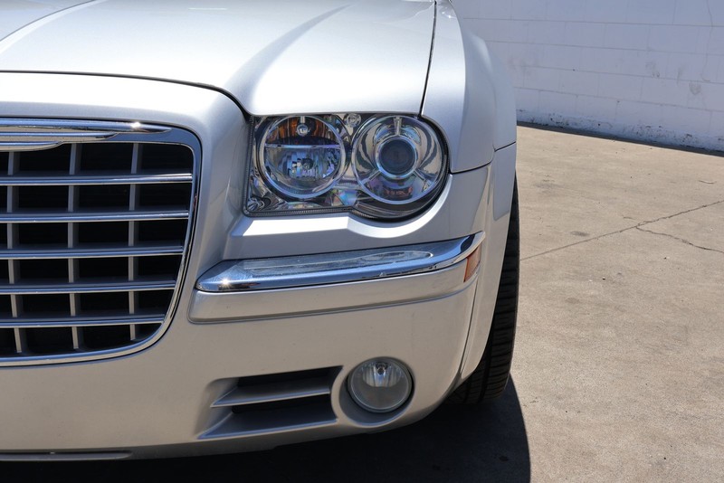 Chrysler 300 Vehicle Full-screen Gallery Image 03