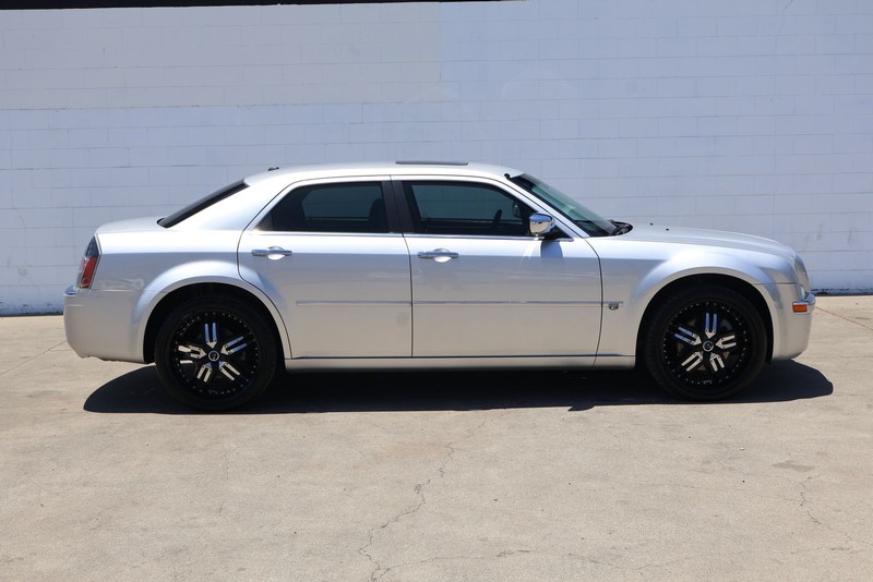 Chrysler 300 Vehicle Full-screen Gallery Image 04