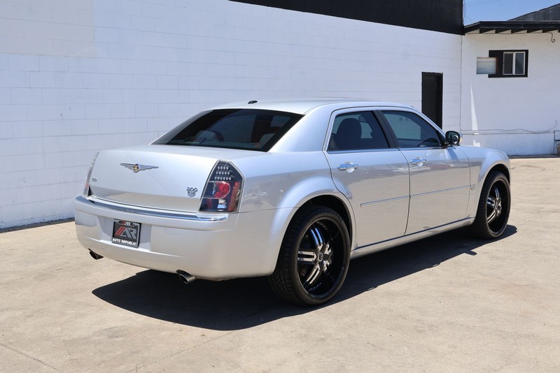 Chrysler 300 Vehicle Full-screen Gallery Image 05