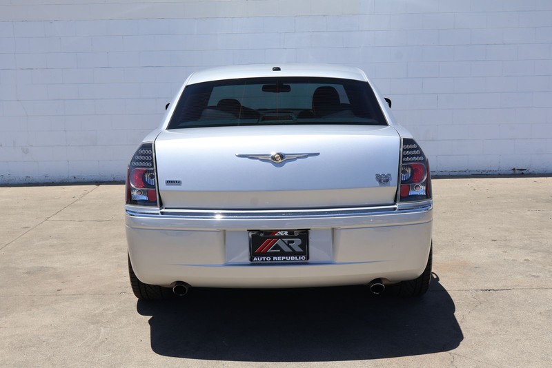 Chrysler 300 Vehicle Full-screen Gallery Image 06