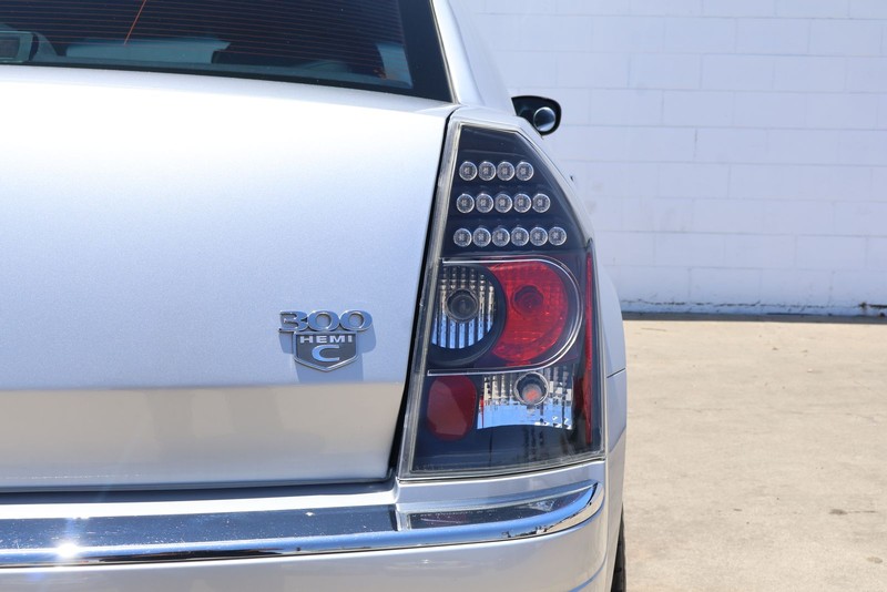Chrysler 300 Vehicle Full-screen Gallery Image 07