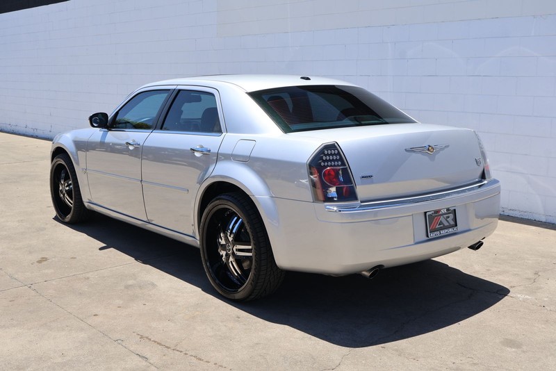 Chrysler 300 Vehicle Full-screen Gallery Image 09