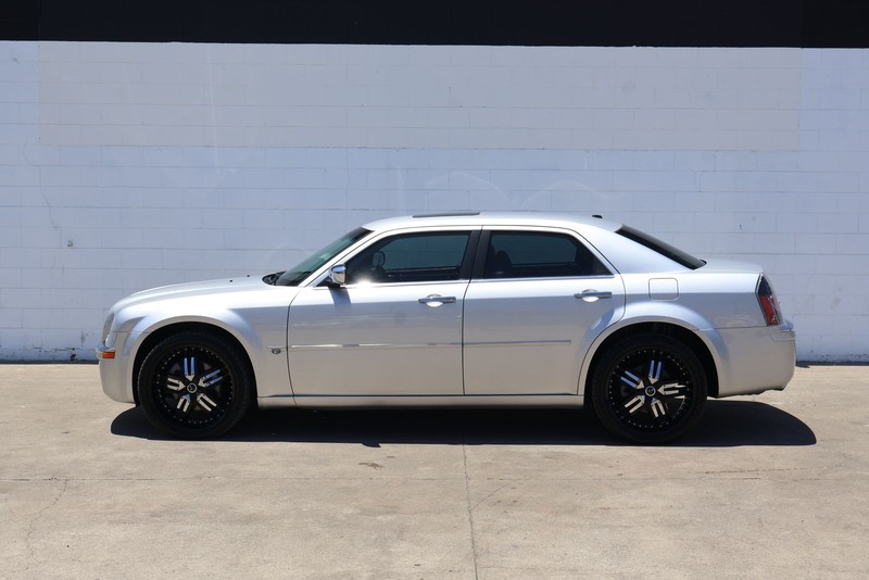 Chrysler 300 Vehicle Full-screen Gallery Image 10