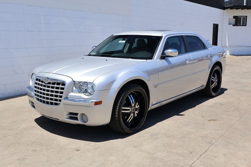 Chrysler 300 Vehicle Full-screen Gallery Image 11