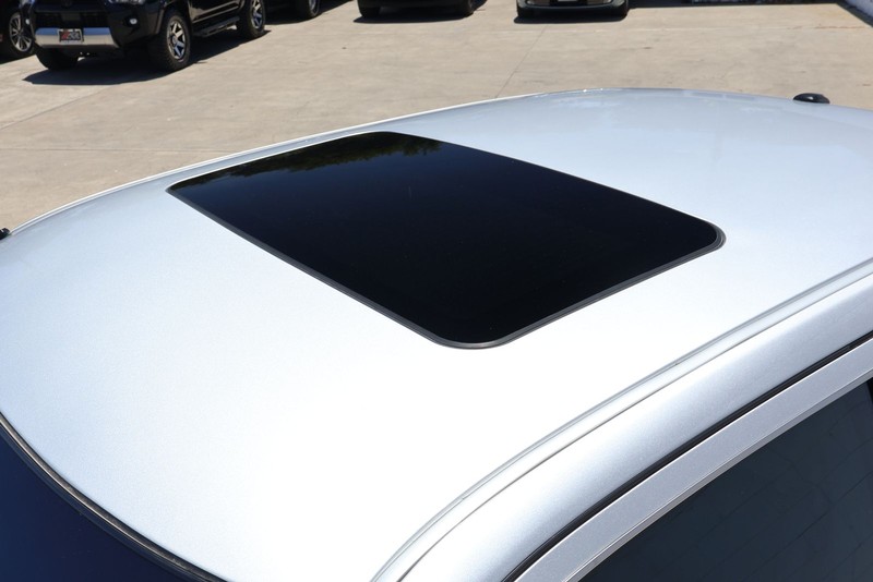 Chrysler 300 Vehicle Full-screen Gallery Image 12