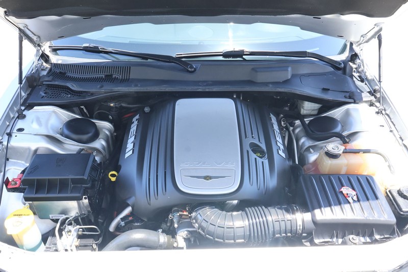 Chrysler 300 Vehicle Full-screen Gallery Image 13