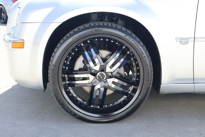 Chrysler 300 Vehicle Full-screen Gallery Image 14