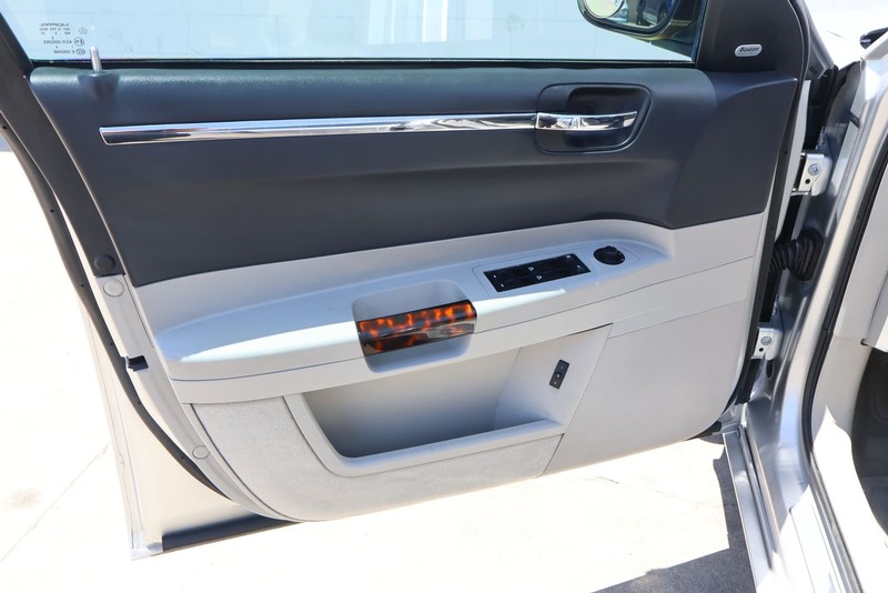 Chrysler 300 Vehicle Full-screen Gallery Image 15