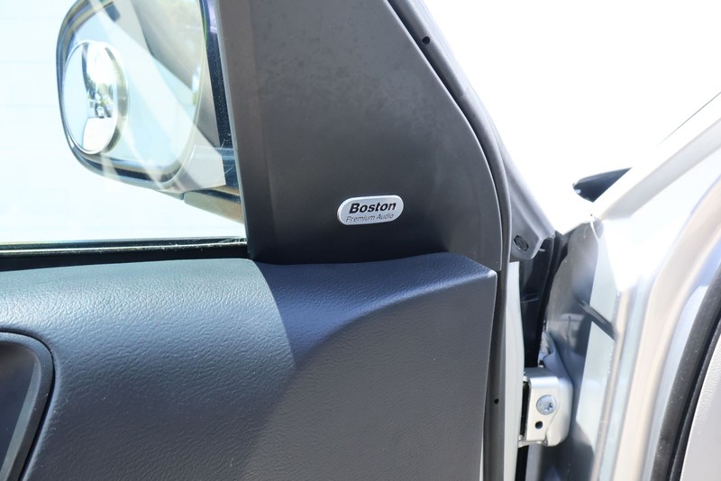 Chrysler 300 Vehicle Full-screen Gallery Image 16