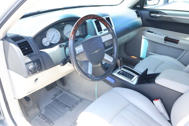 Chrysler 300 Vehicle Full-screen Gallery Image 17