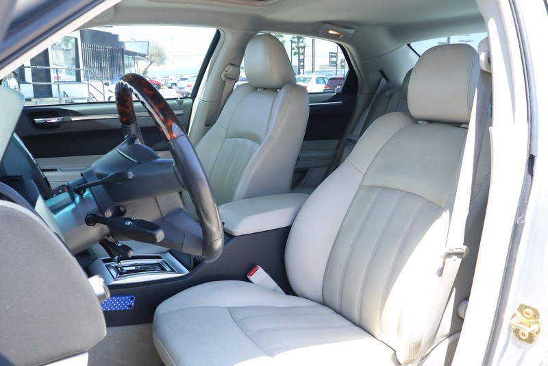 Chrysler 300 Vehicle Full-screen Gallery Image 19