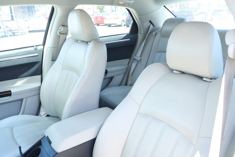 Chrysler 300 Vehicle Full-screen Gallery Image 20