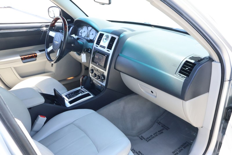 Chrysler 300 Vehicle Full-screen Gallery Image 21