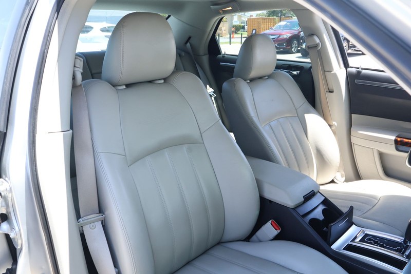 Chrysler 300 Vehicle Full-screen Gallery Image 22