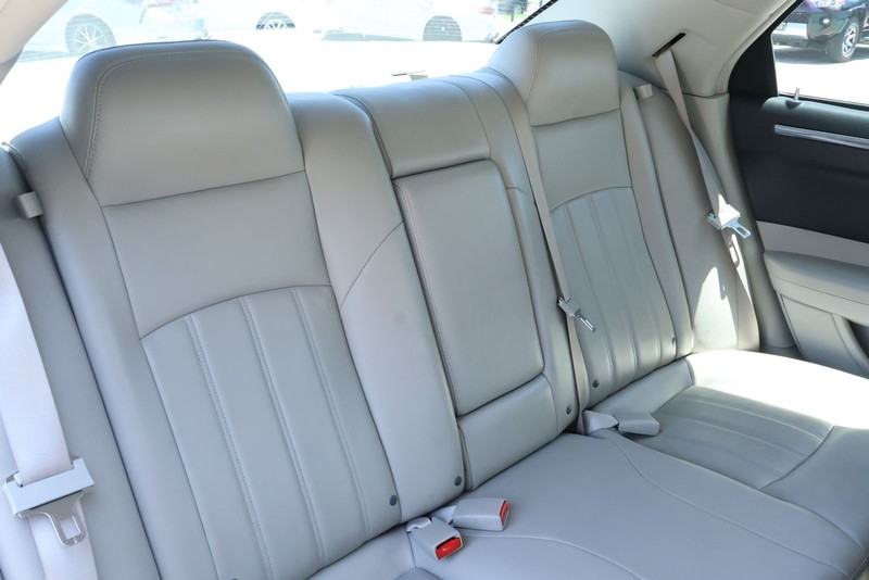 Chrysler 300 Vehicle Full-screen Gallery Image 23
