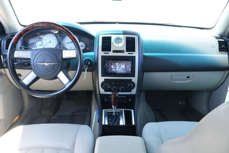 Chrysler 300 Vehicle Full-screen Gallery Image 25