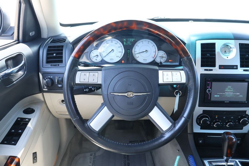 Chrysler 300 Vehicle Full-screen Gallery Image 27