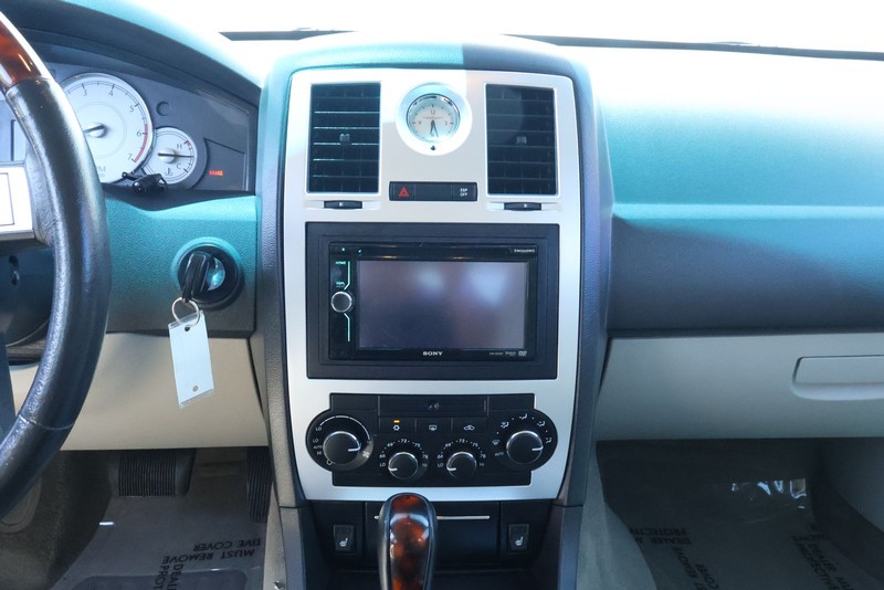 Chrysler 300 Vehicle Full-screen Gallery Image 28