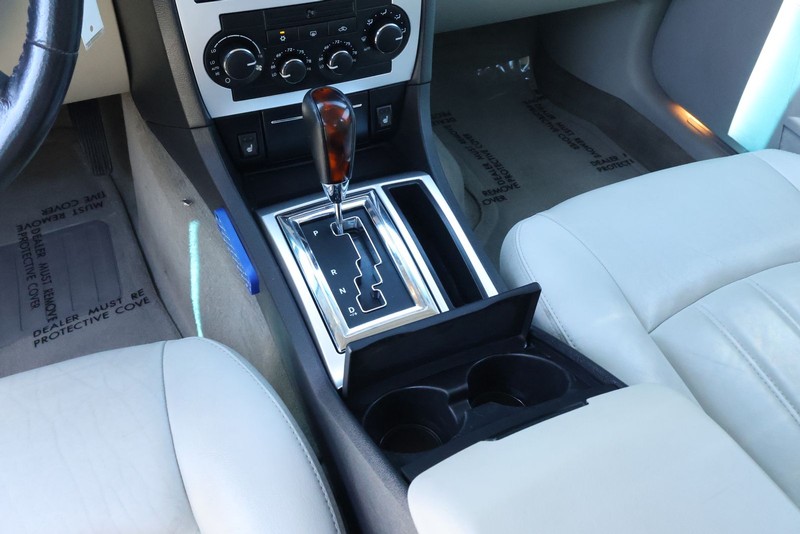 Chrysler 300 Vehicle Full-screen Gallery Image 30