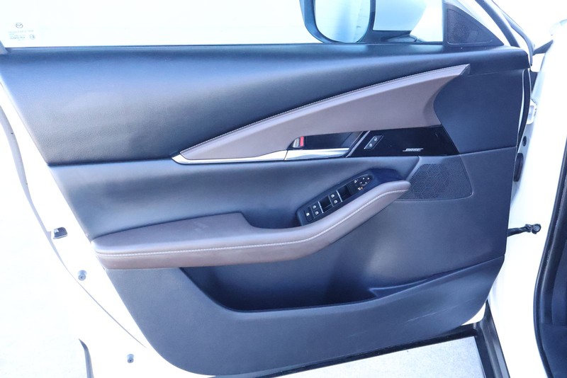 Mazda CX-30 Vehicle Full-screen Gallery Image 17