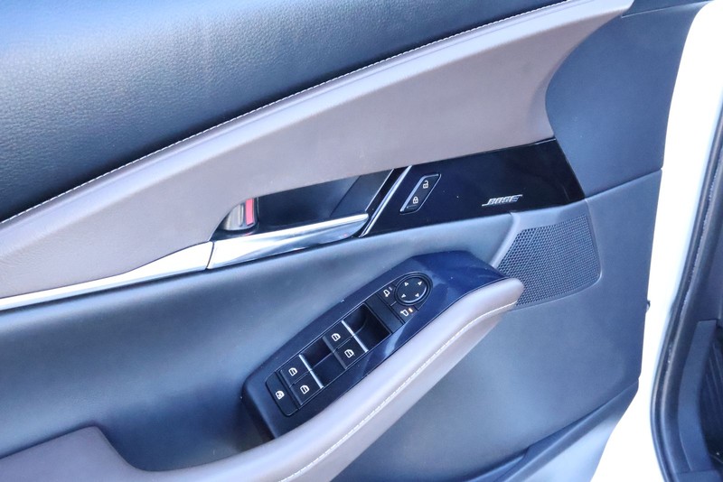 Mazda CX-30 Vehicle Full-screen Gallery Image 18
