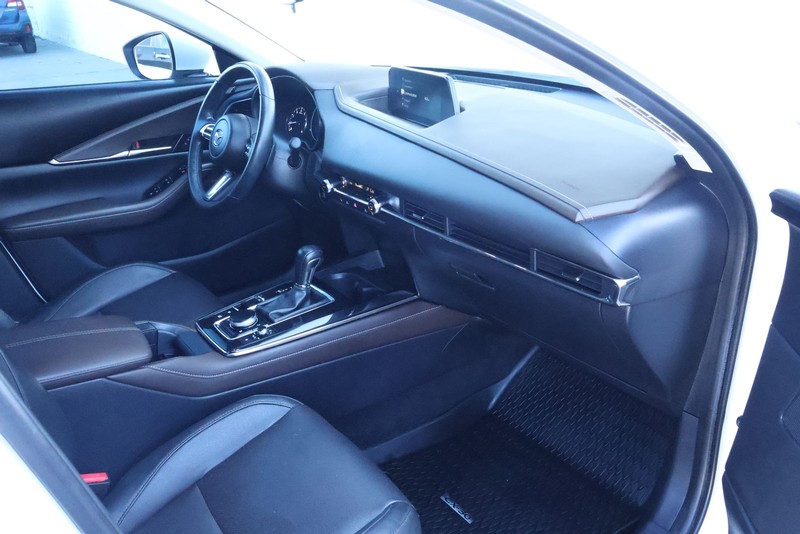 Mazda CX-30 Vehicle Full-screen Gallery Image 23