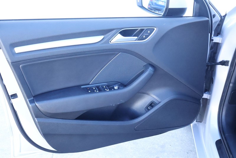 Audi A3 Vehicle Full-screen Gallery Image 17