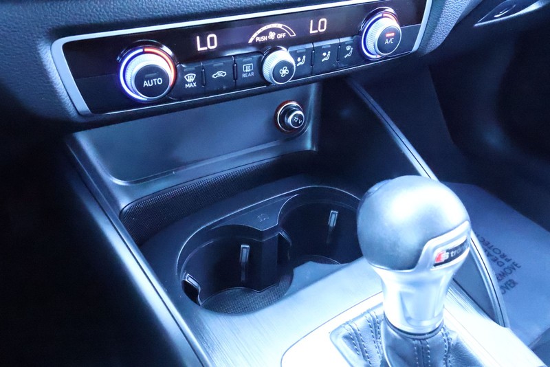 Audi A3 Vehicle Full-screen Gallery Image 32