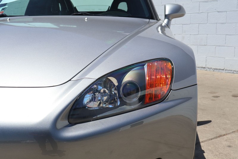 Honda S2000 Vehicle Full-screen Gallery Image 04