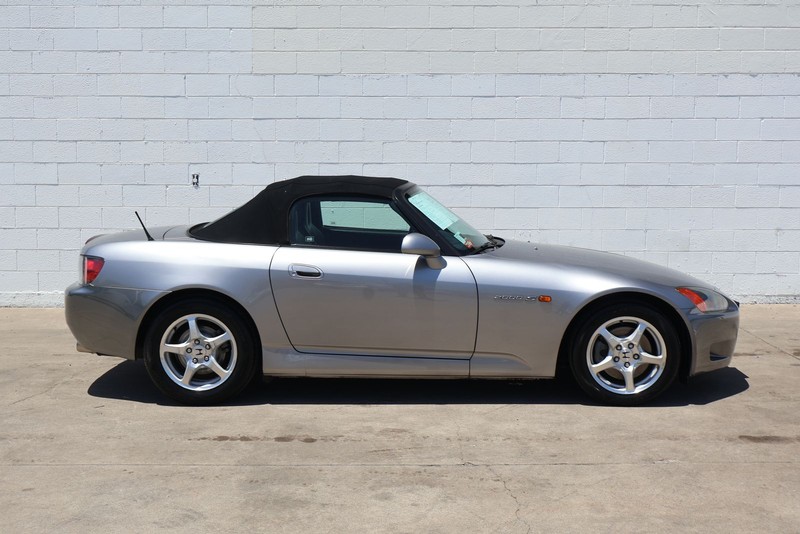 Honda S2000 Vehicle Full-screen Gallery Image 05