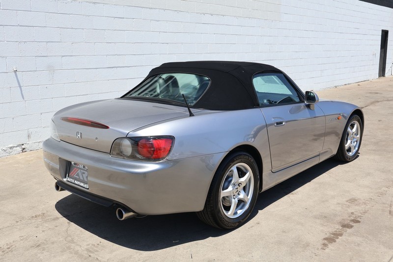 Honda S2000 Vehicle Full-screen Gallery Image 06