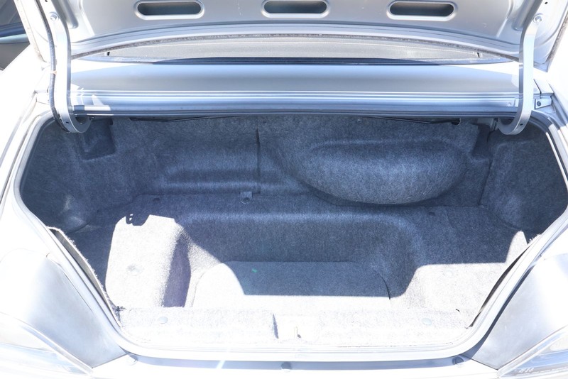 Honda S2000 Vehicle Full-screen Gallery Image 09