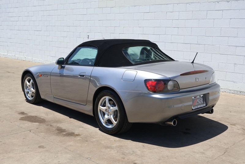 Honda S2000 Vehicle Full-screen Gallery Image 10