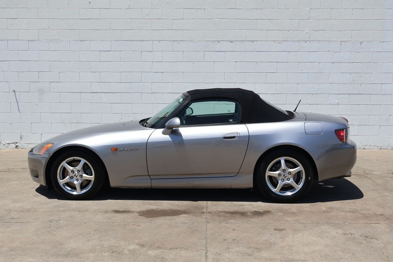 Honda S2000 Vehicle Full-screen Gallery Image 11